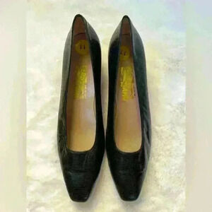 Vintage Salvatore Ferragamo Black Leather pumps